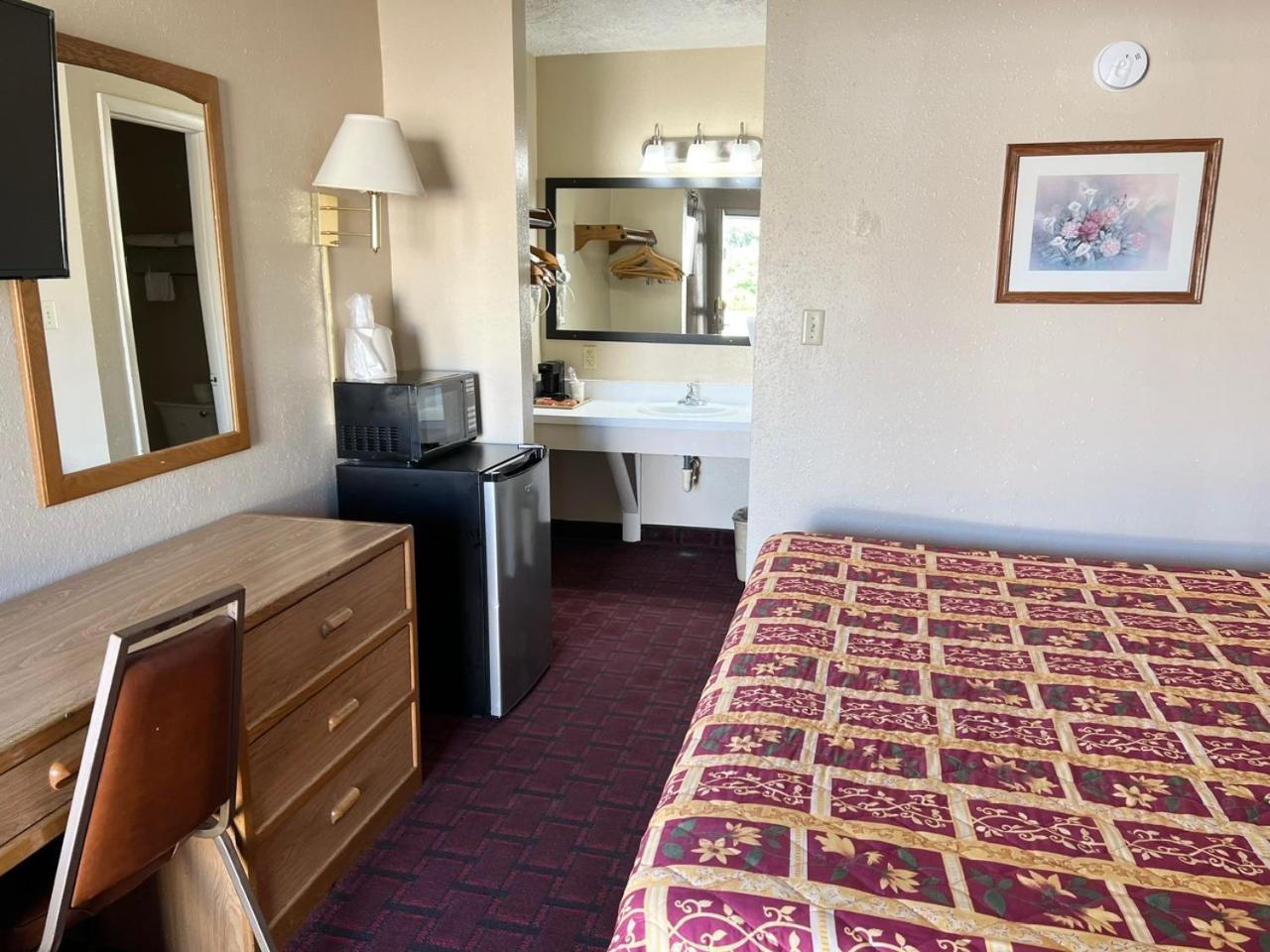 Economy Inn Маккук Экстерьер фото