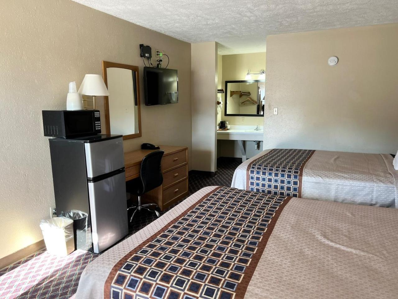 Economy Inn Маккук Экстерьер фото