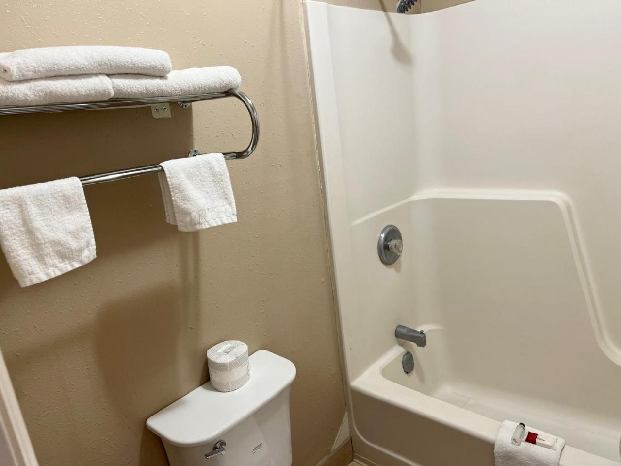 Economy Inn Маккук Экстерьер фото